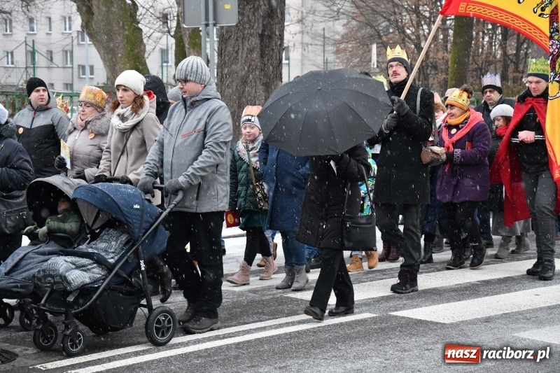 Zdjęcie w galerii na portalu naszraciborz.pl: Raciborski Orszak Trzech Króli tym razem miał trzy strumienie WIDEO wiadomości z regionu