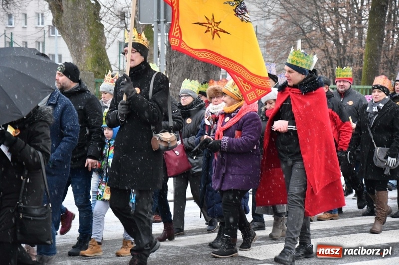 Zdjęcie w galerii na portalu naszraciborz.pl: Raciborski Orszak Trzech Króli tym razem miał trzy strumienie WIDEO wiadomości z regionu