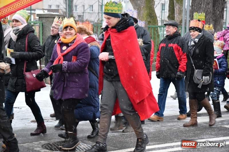 Zdjęcie w galerii na portalu naszraciborz.pl: Raciborski Orszak Trzech Króli tym razem miał trzy strumienie WIDEO wiadomości z regionu