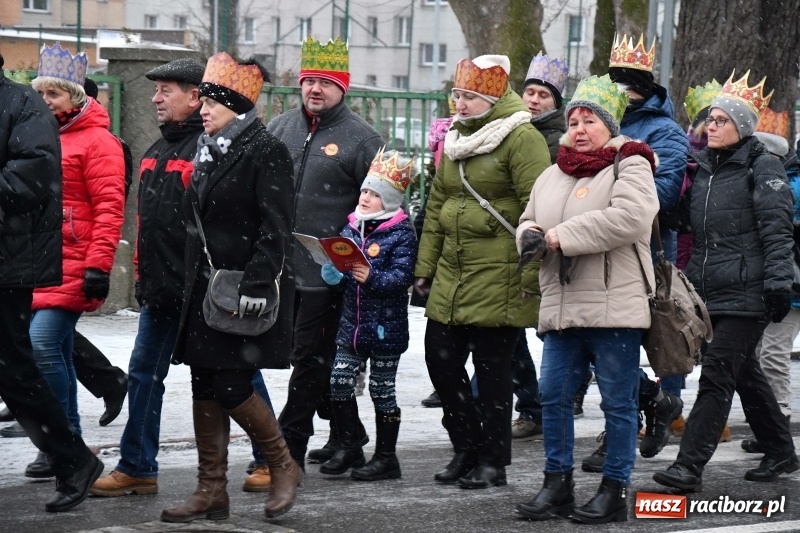 Zdjęcie w galerii na portalu naszraciborz.pl: Raciborski Orszak Trzech Króli tym razem miał trzy strumienie WIDEO wiadomości z regionu