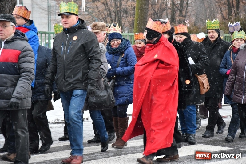 Zdjęcie w galerii na portalu naszraciborz.pl: Raciborski Orszak Trzech Króli tym razem miał trzy strumienie WIDEO wiadomości z regionu