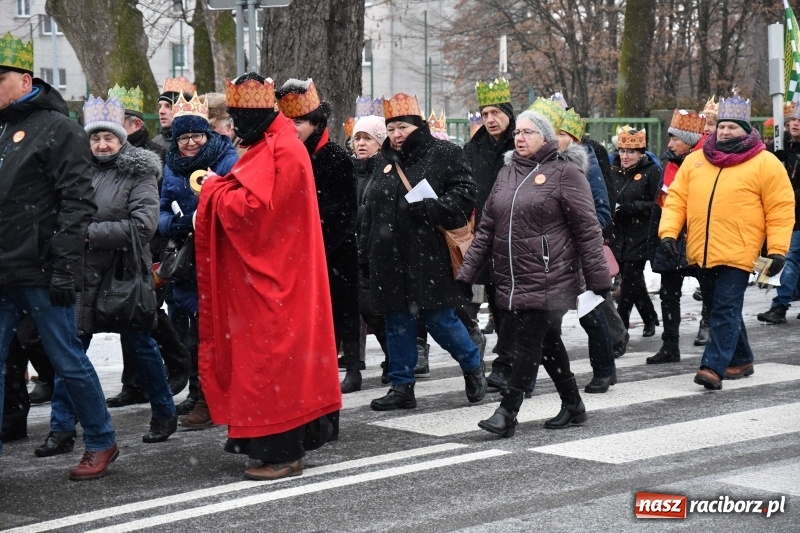 Zdjęcie w galerii na portalu naszraciborz.pl: Raciborski Orszak Trzech Króli tym razem miał trzy strumienie WIDEO wiadomości z regionu