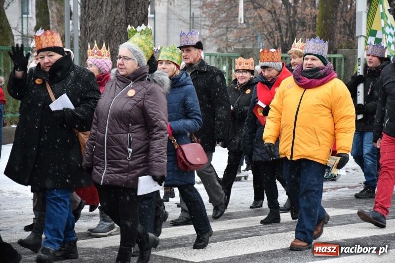 Zdjęcie w galerii na portalu naszraciborz.pl: Raciborski Orszak Trzech Króli tym razem miał trzy strumienie WIDEO wiadomości z regionu