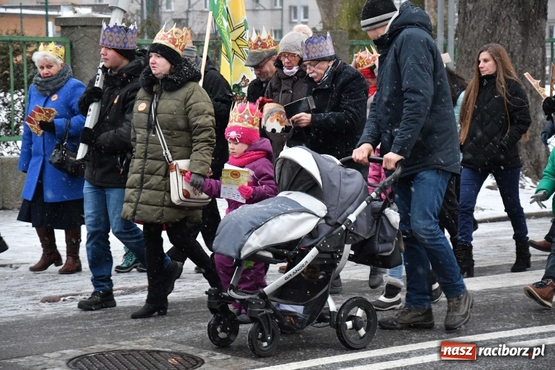 Zdjęcie w galerii na portalu naszraciborz.pl: Raciborski Orszak Trzech Króli tym razem miał trzy strumienie WIDEO wiadomości z regionu