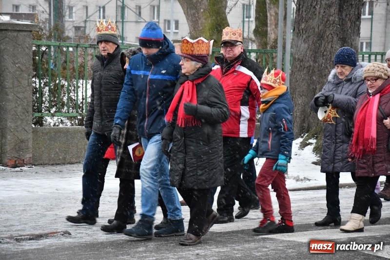 Zdjęcie w galerii na portalu naszraciborz.pl: Raciborski Orszak Trzech Króli tym razem miał trzy strumienie WIDEO wiadomości z regionu