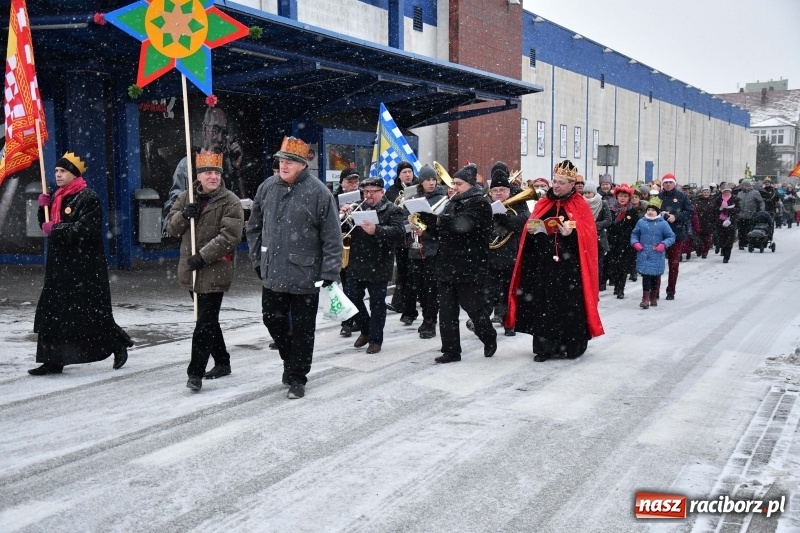 Zdjęcie w galerii na portalu naszraciborz.pl: Raciborski Orszak Trzech Króli tym razem miał trzy strumienie WIDEO wiadomości z regionu