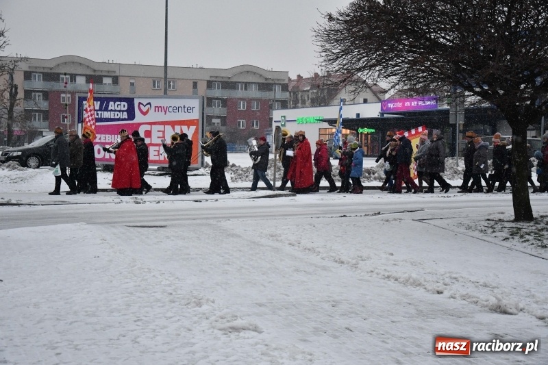 Zdjęcie w galerii na portalu naszraciborz.pl: Raciborski Orszak Trzech Króli tym razem miał trzy strumienie WIDEO wiadomości z regionu