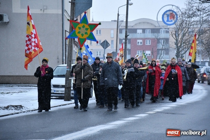 Zdjęcie w galerii na portalu naszraciborz.pl: Raciborski Orszak Trzech Króli tym razem miał trzy strumienie WIDEO wiadomości z regionu