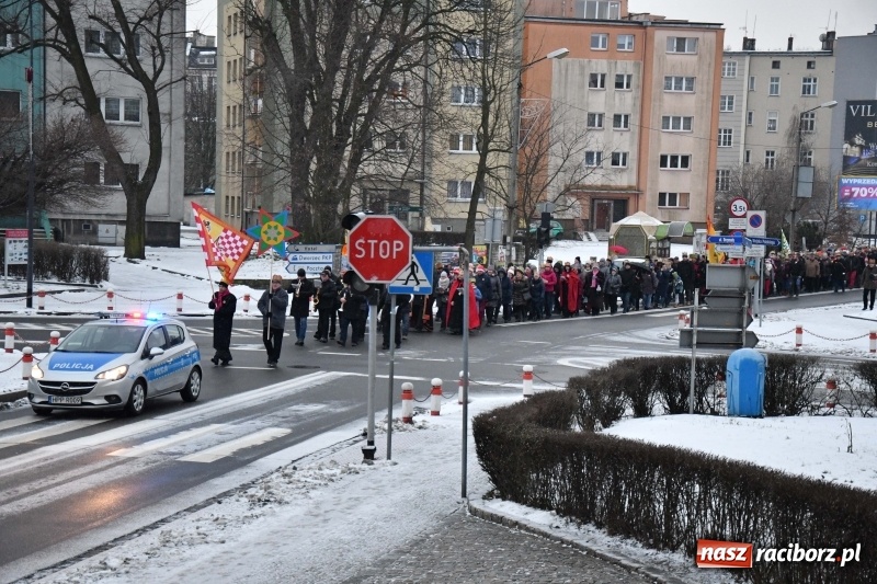Zdjęcie w galerii na portalu naszraciborz.pl: Raciborski Orszak Trzech Króli tym razem miał trzy strumienie WIDEO wiadomości z regionu