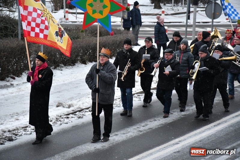 Zdjęcie w galerii na portalu naszraciborz.pl: Raciborski Orszak Trzech Króli tym razem miał trzy strumienie WIDEO wiadomości z regionu
