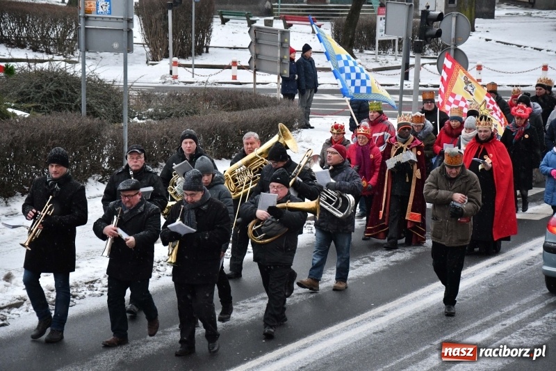 Zdjęcie w galerii na portalu naszraciborz.pl: Raciborski Orszak Trzech Króli tym razem miał trzy strumienie WIDEO wiadomości z regionu
