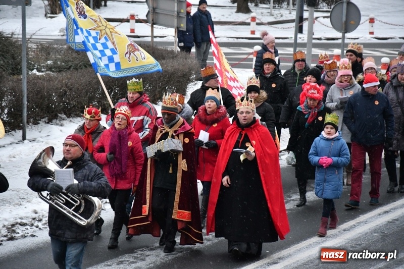 Zdjęcie w galerii na portalu naszraciborz.pl: Raciborski Orszak Trzech Króli tym razem miał trzy strumienie WIDEO wiadomości z regionu