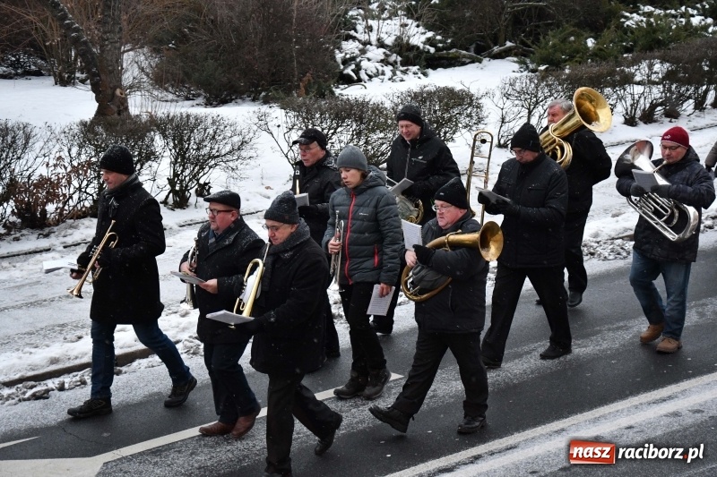 Zdjęcie w galerii na portalu naszraciborz.pl: Raciborski Orszak Trzech Króli tym razem miał trzy strumienie WIDEO wiadomości z regionu
