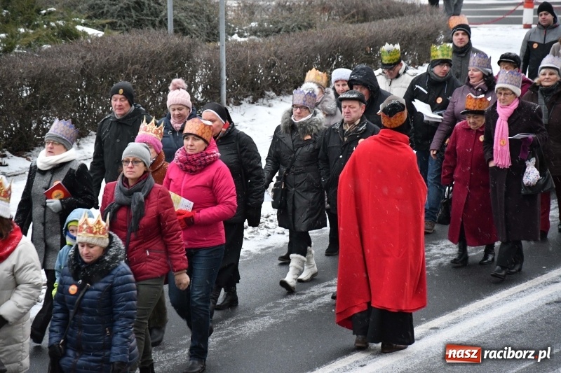 Zdjęcie w galerii na portalu naszraciborz.pl: Raciborski Orszak Trzech Króli tym razem miał trzy strumienie WIDEO wiadomości z regionu