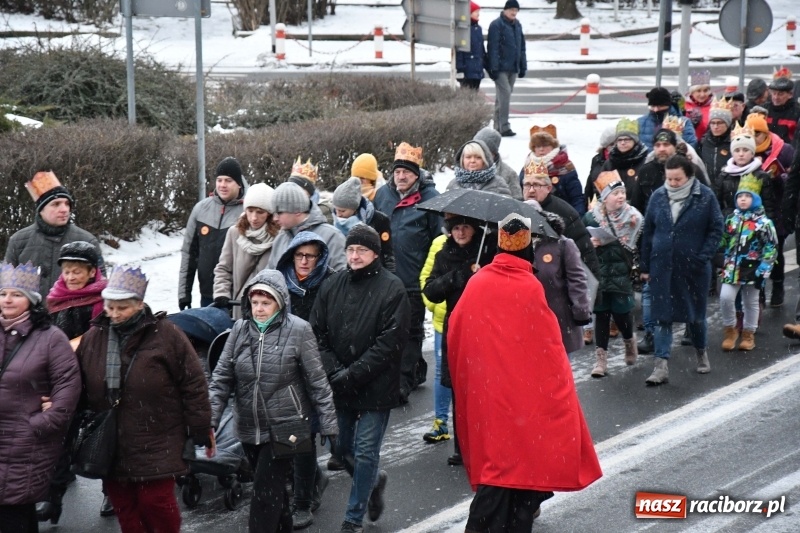 Zdjęcie w galerii na portalu naszraciborz.pl: Raciborski Orszak Trzech Króli tym razem miał trzy strumienie WIDEO wiadomości z regionu