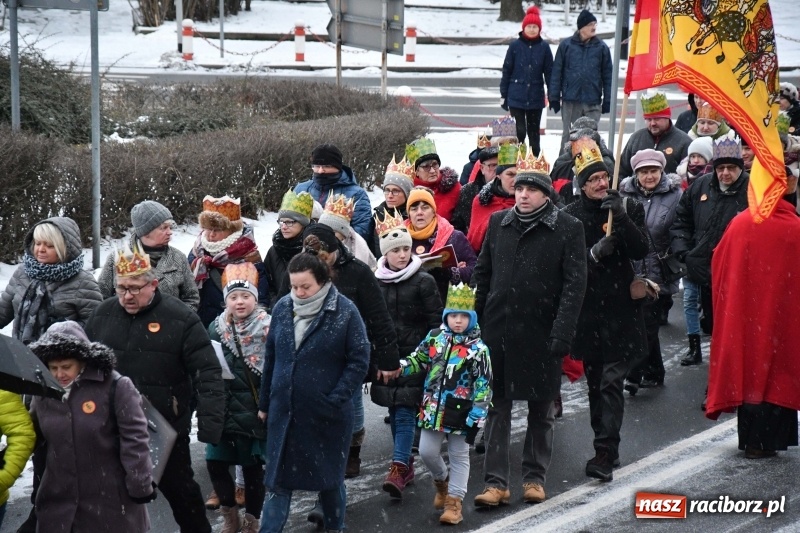 Zdjęcie w galerii na portalu naszraciborz.pl: Raciborski Orszak Trzech Króli tym razem miał trzy strumienie WIDEO wiadomości z regionu