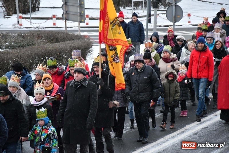 Zdjęcie w galerii na portalu naszraciborz.pl: Raciborski Orszak Trzech Króli tym razem miał trzy strumienie WIDEO wiadomości z regionu