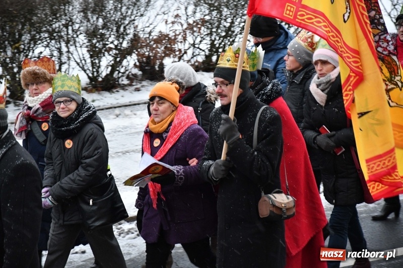 Zdjęcie w galerii na portalu naszraciborz.pl: Raciborski Orszak Trzech Króli tym razem miał trzy strumienie WIDEO wiadomości z regionu