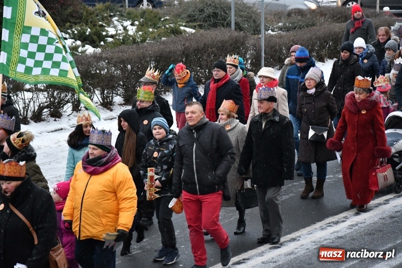 Zdjęcie w galerii na portalu naszraciborz.pl: Raciborski Orszak Trzech Króli tym razem miał trzy strumienie WIDEO wiadomości z regionu