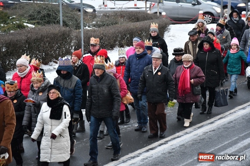 Zdjęcie w galerii na portalu naszraciborz.pl: Raciborski Orszak Trzech Króli tym razem miał trzy strumienie WIDEO wiadomości z regionu