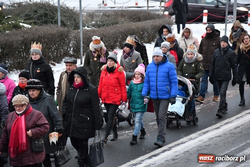 Zdjęcie w galerii na portalu naszraciborz.pl: Raciborski Orszak Trzech Króli tym razem miał trzy strumienie WIDEO wiadomości z regionu