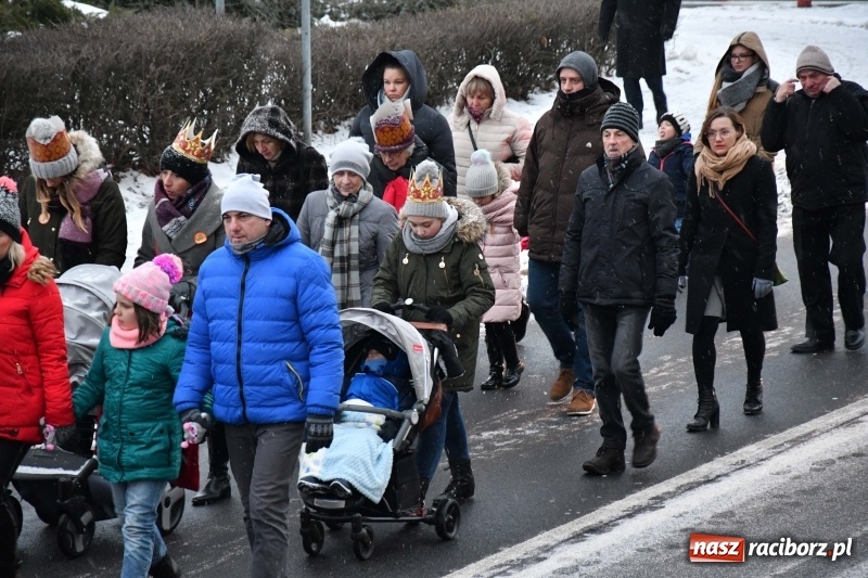 Zdjęcie w galerii na portalu naszraciborz.pl: Raciborski Orszak Trzech Króli tym razem miał trzy strumienie WIDEO wiadomości z regionu