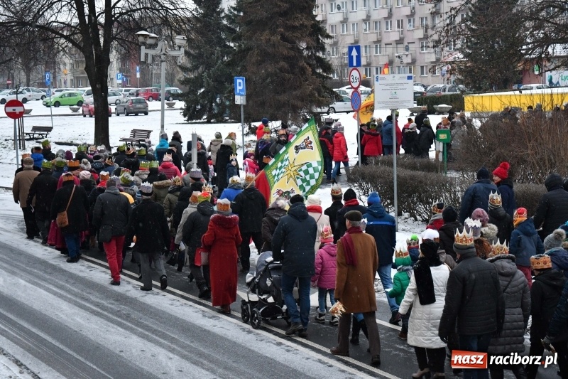 Zdjęcie w galerii na portalu naszraciborz.pl: Raciborski Orszak Trzech Króli tym razem miał trzy strumienie WIDEO wiadomości z regionu