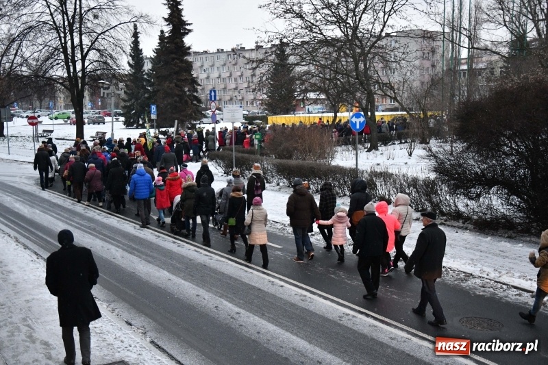 Zdjęcie w galerii na portalu naszraciborz.pl: Raciborski Orszak Trzech Króli tym razem miał trzy strumienie WIDEO wiadomości z regionu
