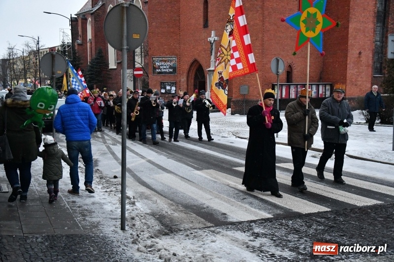 Zdjęcie w galerii na portalu naszraciborz.pl: Raciborski Orszak Trzech Króli tym razem miał trzy strumienie WIDEO wiadomości z regionu