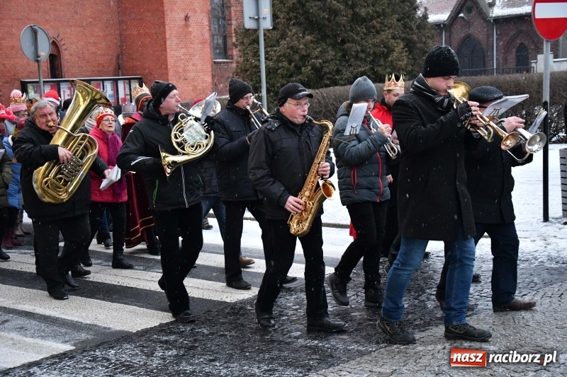 Zdjęcie w galerii na portalu naszraciborz.pl: Raciborski Orszak Trzech Króli tym razem miał trzy strumienie WIDEO wiadomości z regionu