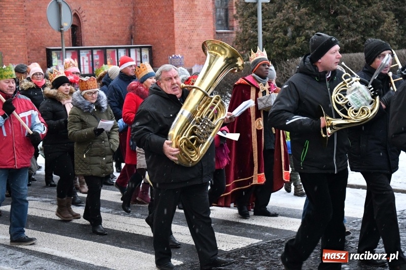 Zdjęcie w galerii na portalu naszraciborz.pl: Raciborski Orszak Trzech Króli tym razem miał trzy strumienie WIDEO wiadomości z regionu