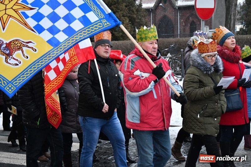 Zdjęcie w galerii na portalu naszraciborz.pl: Raciborski Orszak Trzech Króli tym razem miał trzy strumienie WIDEO wiadomości z regionu