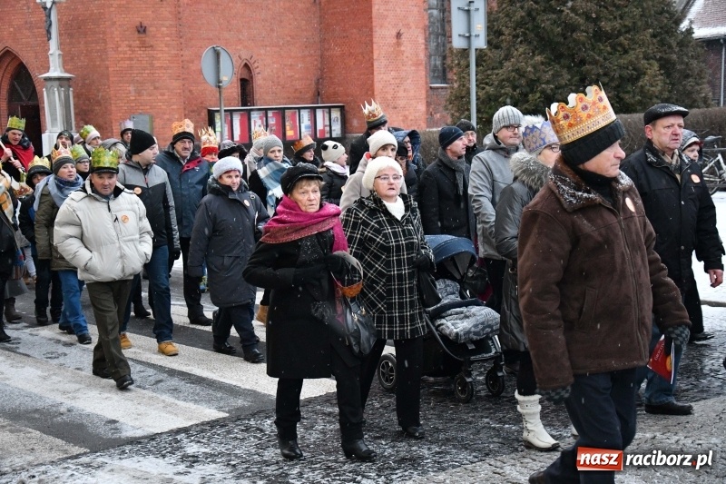 Zdjęcie w galerii na portalu naszraciborz.pl: Raciborski Orszak Trzech Króli tym razem miał trzy strumienie WIDEO wiadomości z regionu