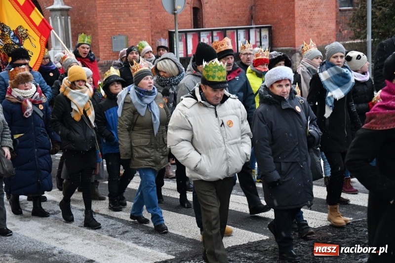 Zdjęcie w galerii na portalu naszraciborz.pl: Raciborski Orszak Trzech Króli tym razem miał trzy strumienie WIDEO wiadomości z regionu