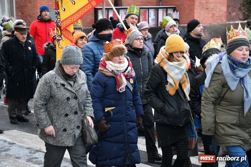 Zdjęcie w galerii na portalu naszraciborz.pl: Raciborski Orszak Trzech Króli tym razem miał trzy strumienie WIDEO wiadomości z regionu