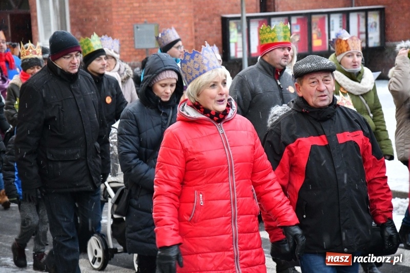 Zdjęcie w galerii na portalu naszraciborz.pl: Raciborski Orszak Trzech Króli tym razem miał trzy strumienie WIDEO wiadomości z regionu