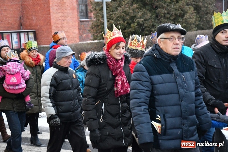 Zdjęcie w galerii na portalu naszraciborz.pl: Raciborski Orszak Trzech Króli tym razem miał trzy strumienie WIDEO wiadomości z regionu