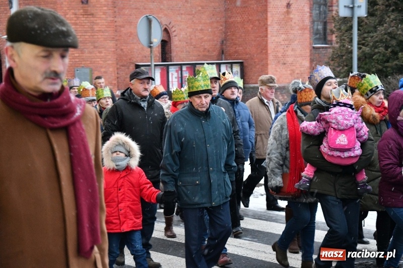 Zdjęcie w galerii na portalu naszraciborz.pl: Raciborski Orszak Trzech Króli tym razem miał trzy strumienie WIDEO wiadomości z regionu