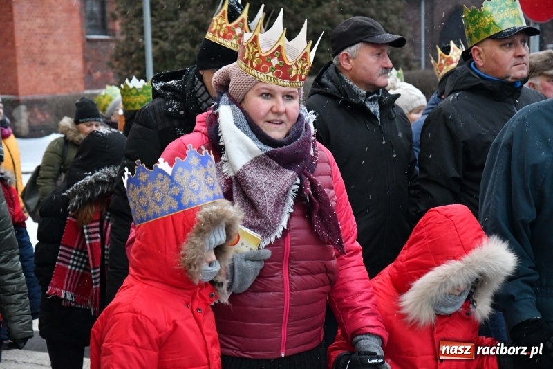 Zdjęcie w galerii na portalu naszraciborz.pl: Raciborski Orszak Trzech Króli tym razem miał trzy strumienie WIDEO wiadomości z regionu