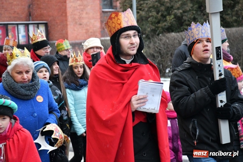 Zdjęcie w galerii na portalu naszraciborz.pl: Raciborski Orszak Trzech Króli tym razem miał trzy strumienie WIDEO wiadomości z regionu
