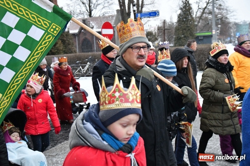 Zdjęcie w galerii na portalu naszraciborz.pl: Raciborski Orszak Trzech Króli tym razem miał trzy strumienie WIDEO wiadomości z regionu