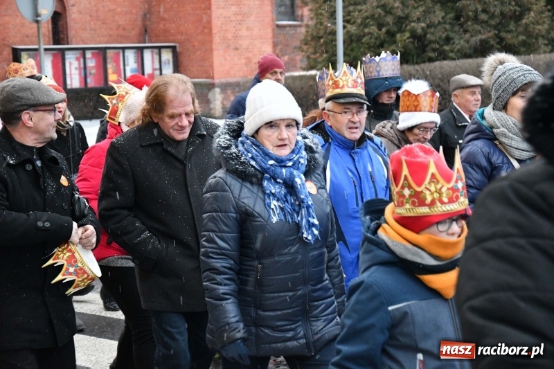 Zdjęcie w galerii na portalu naszraciborz.pl: Raciborski Orszak Trzech Króli tym razem miał trzy strumienie WIDEO wiadomości z regionu