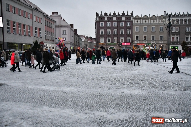 Zdjęcie w galerii na portalu naszraciborz.pl: Raciborski Orszak Trzech Króli tym razem miał trzy strumienie WIDEO wiadomości z regionu