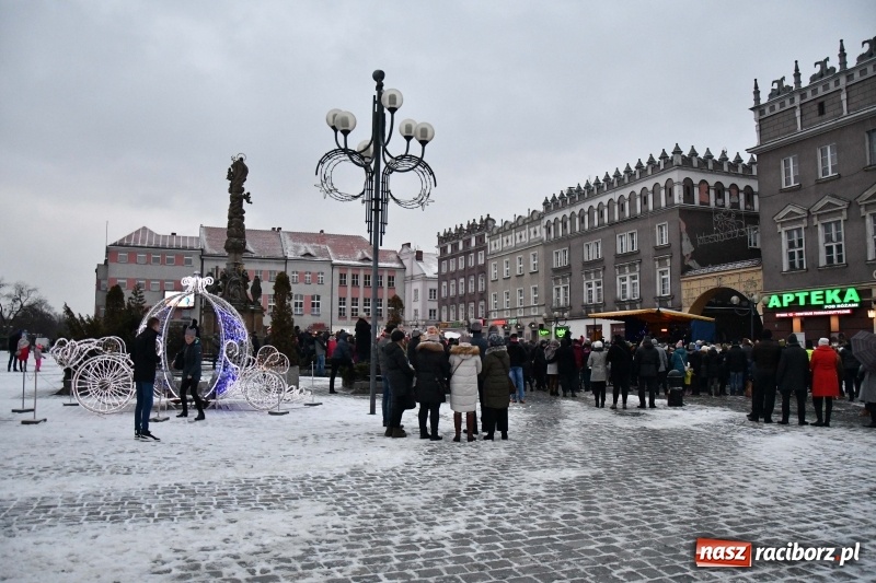 Zdjęcie w galerii na portalu naszraciborz.pl: Raciborski Orszak Trzech Króli tym razem miał trzy strumienie WIDEO wiadomości z regionu