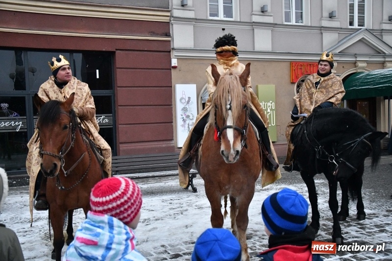 Zdjęcie w galerii na portalu naszraciborz.pl: Raciborski Orszak Trzech Króli tym razem miał trzy strumienie WIDEO wiadomości z regionu