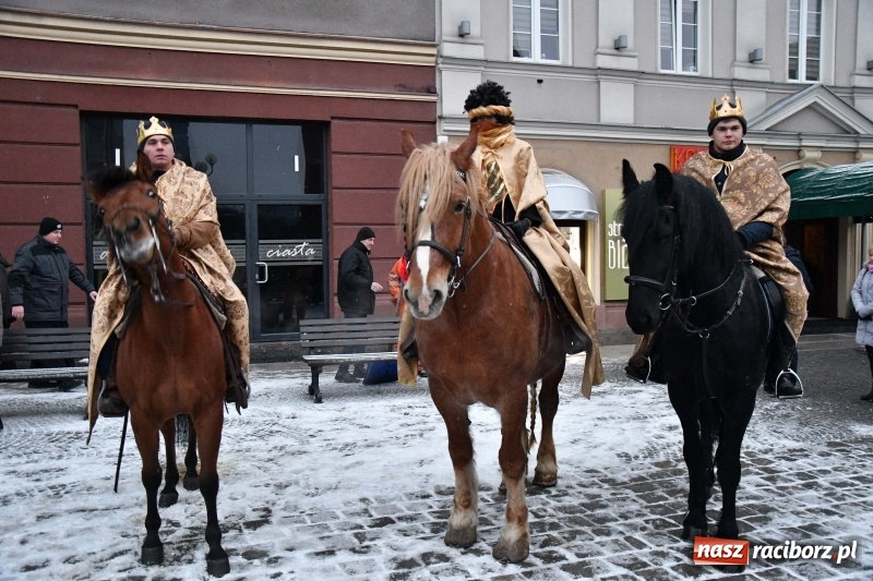 Zdjęcie w galerii na portalu naszraciborz.pl: Raciborski Orszak Trzech Króli tym razem miał trzy strumienie WIDEO wiadomości z regionu