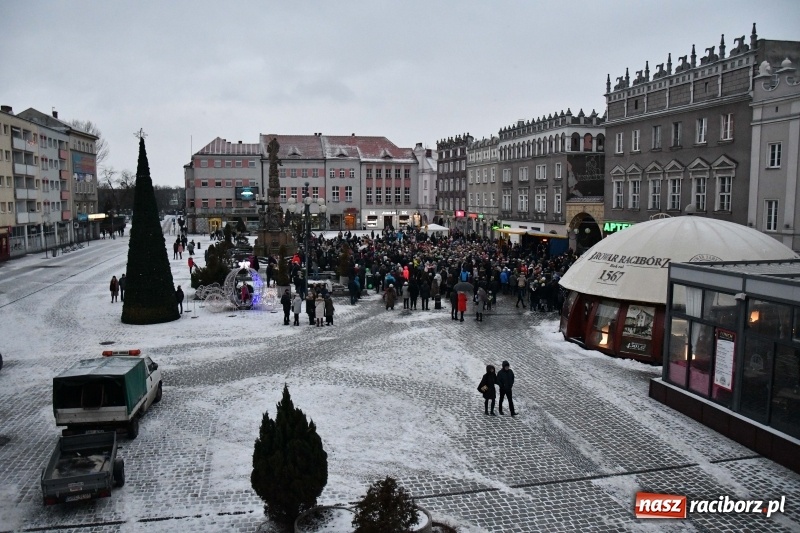 Zdjęcie w galerii na portalu naszraciborz.pl: Raciborski Orszak Trzech Króli tym razem miał trzy strumienie WIDEO wiadomości z regionu