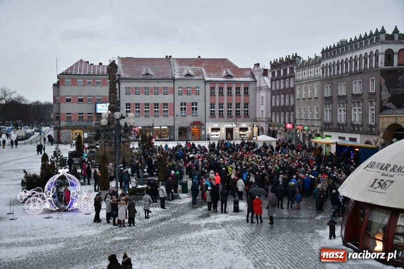 Zdjęcie w galerii na portalu naszraciborz.pl: Raciborski Orszak Trzech Króli tym razem miał trzy strumienie WIDEO wiadomości z regionu
