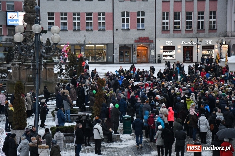 Zdjęcie w galerii na portalu naszraciborz.pl: Raciborski Orszak Trzech Króli tym razem miał trzy strumienie WIDEO wiadomości z regionu