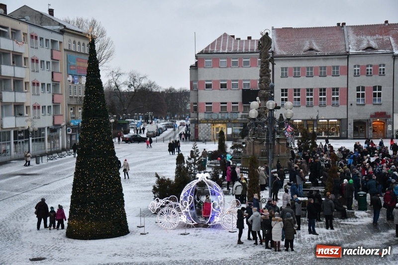 Zdjęcie w galerii na portalu naszraciborz.pl: Raciborski Orszak Trzech Króli tym razem miał trzy strumienie WIDEO wiadomości z regionu